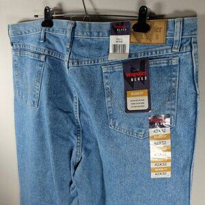 NWT Wrangler Blues Jeans Men 42x32 Comfort Denim Relaxed Fit